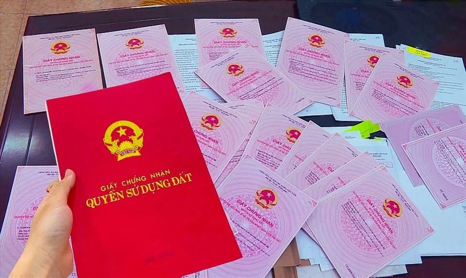 Pháp lý Vinhomes Làng Vân minh bạch và đầy đủ, bao gồm giấy phép xây dựng hợp lệ, sổ đỏ được cấp sau hoàn thành, quyền sở hữu lâu dài cho người Việt 