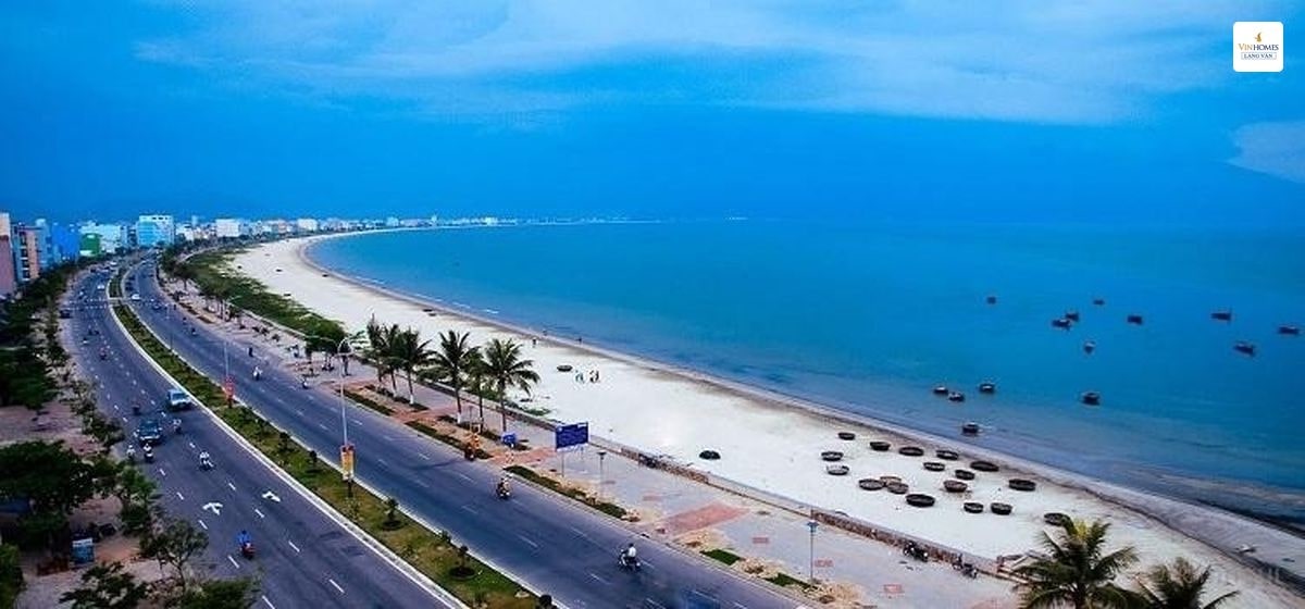 Hạ tầng giao thông kết nối Vinhomes Làng Vân bao gồm Quốc lộ 1A, đường Hồ Chí Minh, hầm Hải Vân, và đường ven biển